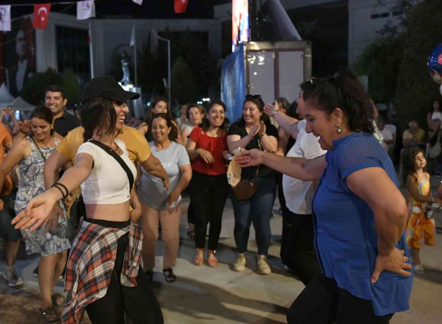 Muratpaşa’daki Güneydoğu Anadolu Gecesinde Halaylar Durmadı