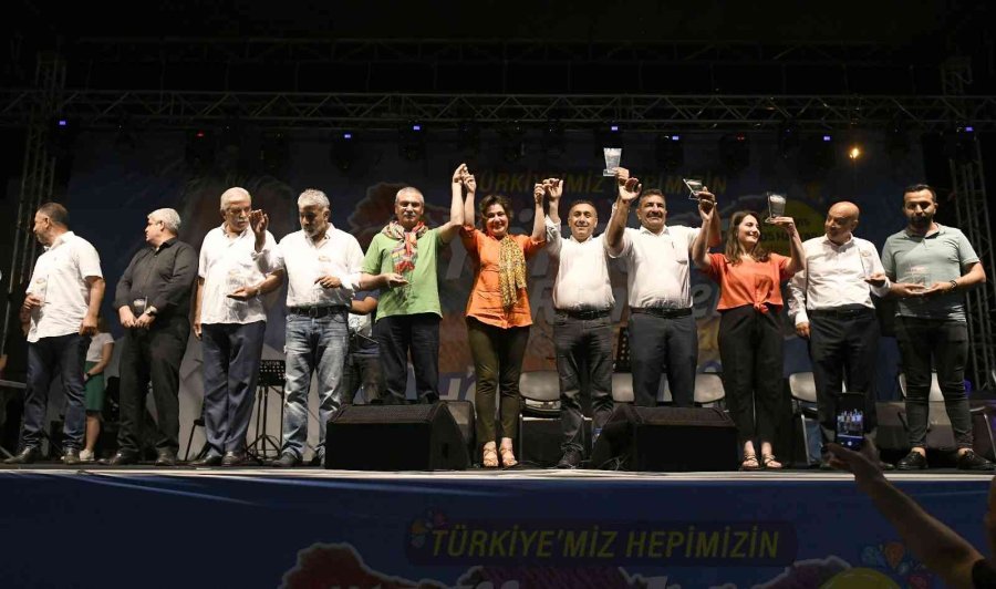 Muratpaşa’daki Güneydoğu Anadolu Gecesinde Halaylar Durmadı