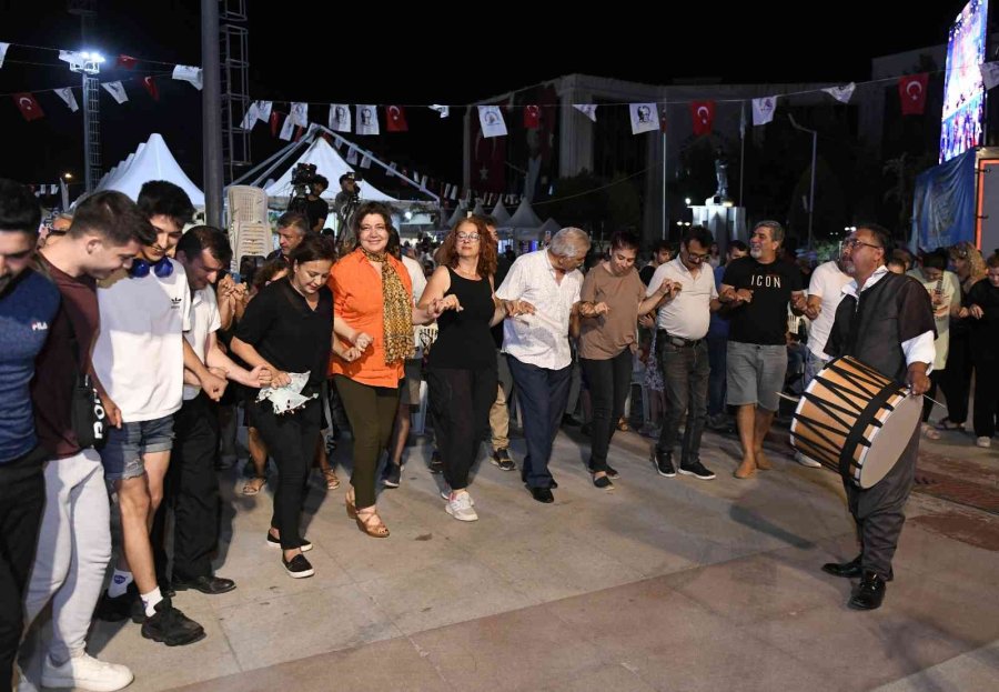 Muratpaşa’daki Güneydoğu Anadolu Gecesinde Halaylar Durmadı