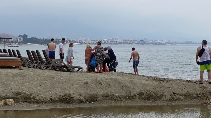 Serinlemek İçin Denize Giren Turist Boğulma Tehlikesi Yaşadı