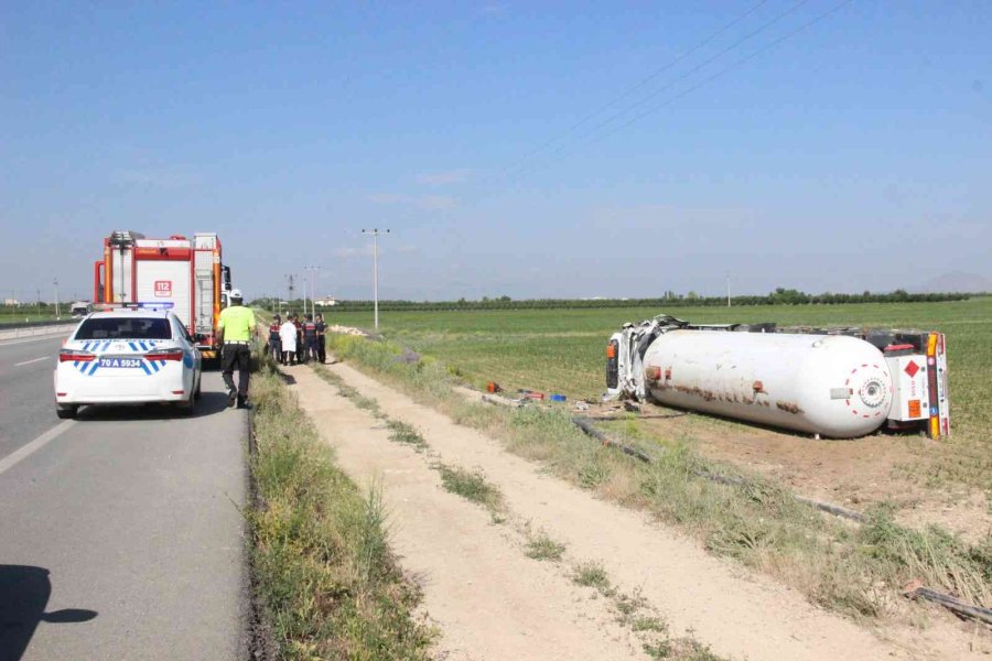 Karaman’da Devrilen Lpg Yüklü Tankerin Sürücüsü Hayatını Kaybetti
