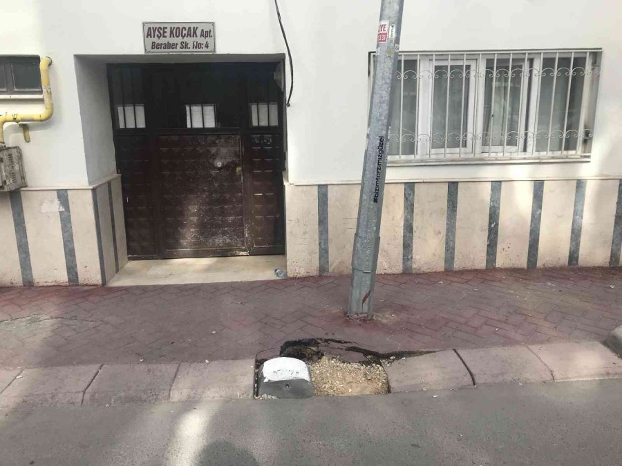 Kaldırım Göçüğü Direği Yamulttu