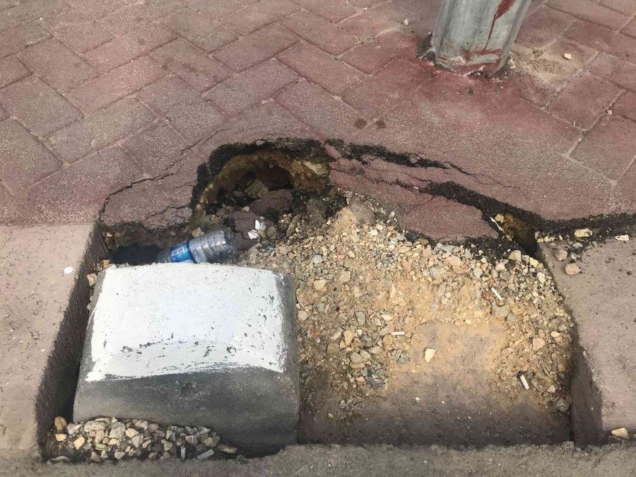 Kaldırım Göçüğü Direği Yamulttu