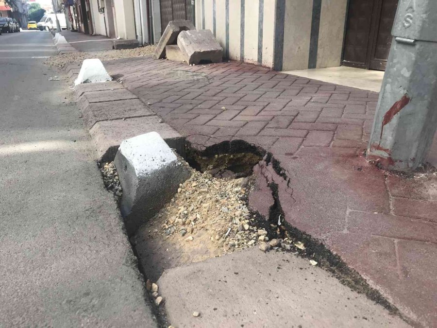 Kaldırım Göçüğü Direği Yamulttu