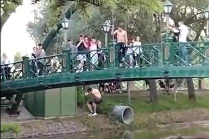 Alkış Eşliğinde Çocukların Tehlikeli Oyunu