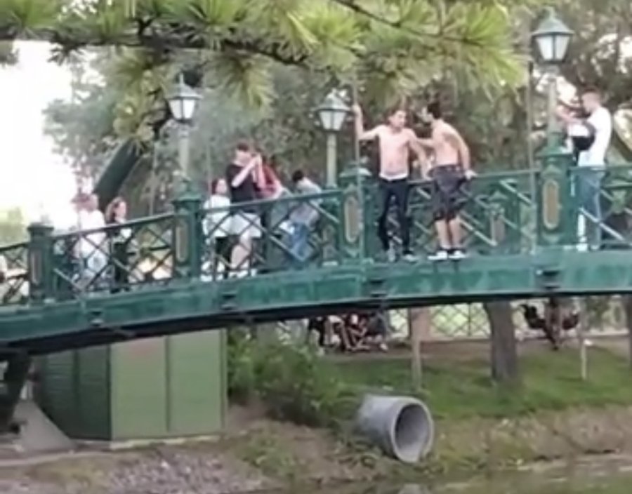 Alkış Eşliğinde Çocukların Tehlikeli Oyunu