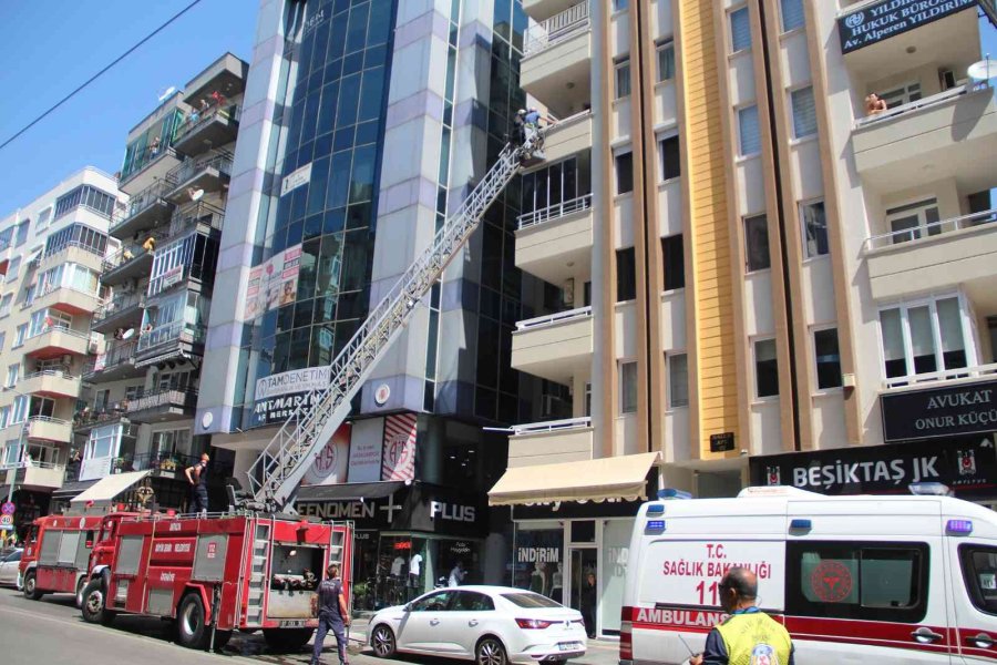 Eşyalarını Aşağı Atıp, Balkonda Keyif Yaptı, Polisi Ve İtfaiyeyi Alarma Geçirdi