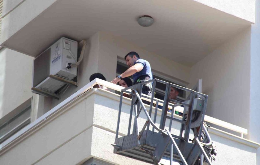 Eşyalarını Aşağı Atıp, Balkonda Keyif Yaptı, Polisi Ve İtfaiyeyi Alarma Geçirdi