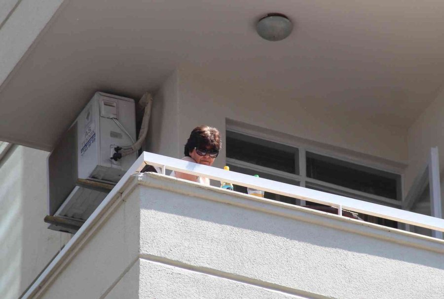 Eşyalarını Aşağı Atıp, Balkonda Keyif Yaptı, Polisi Ve İtfaiyeyi Alarma Geçirdi