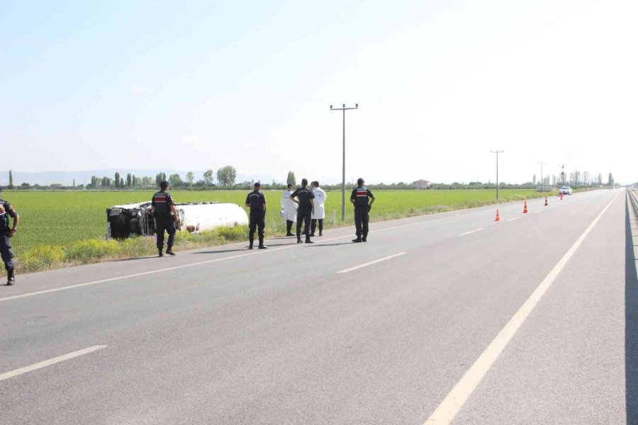 Karaman’da Devrilen Lpg Yüklü Tankerin Sürücüsü Hayatını Kaybetti
