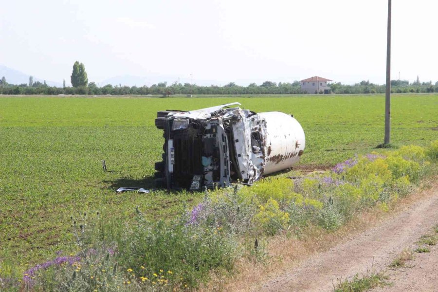 Karaman’da Devrilen Lpg Yüklü Tankerin Sürücüsü Hayatını Kaybetti