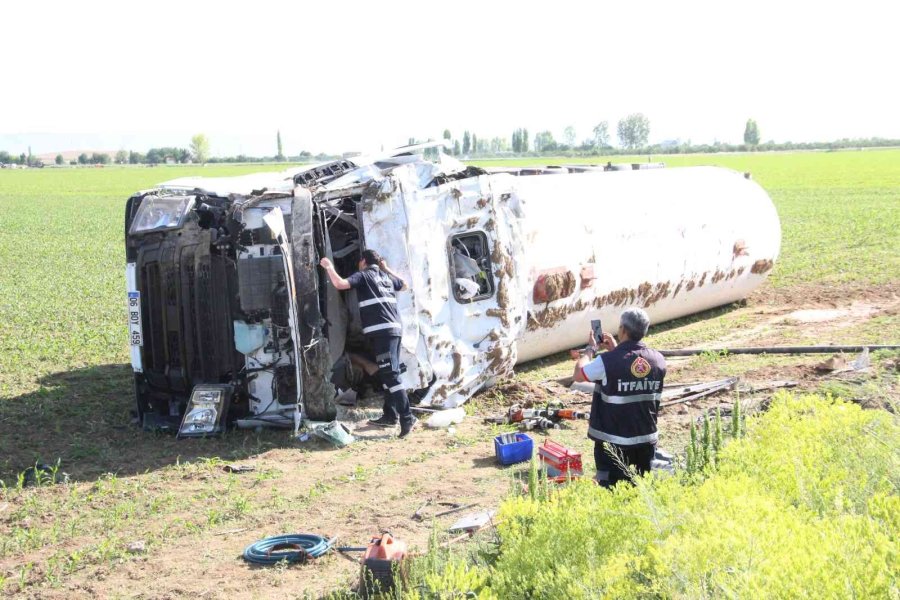 Karaman’da Devrilen Lpg Yüklü Tankerin Sürücüsü Hayatını Kaybetti