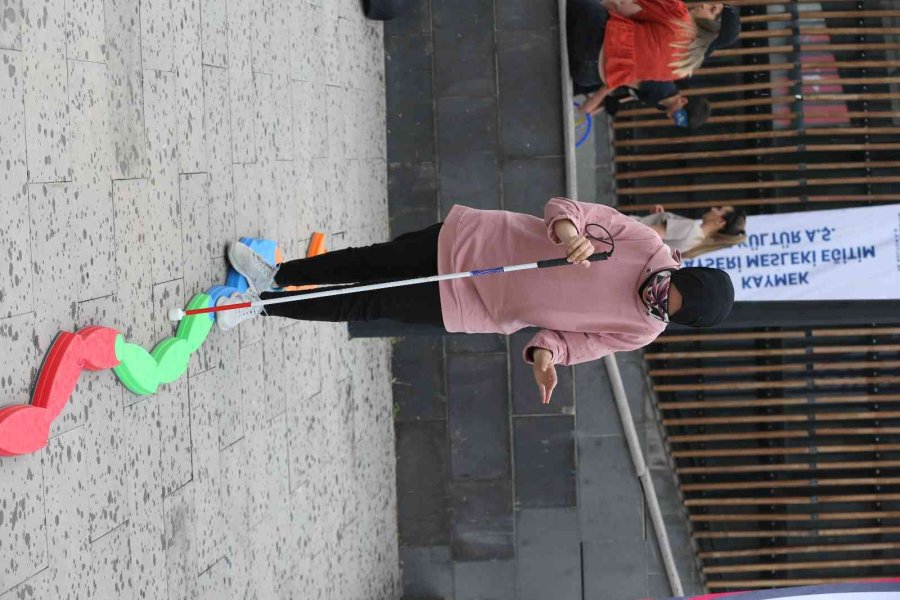 Büyükşehir Tarihi Kalede Empati Parkuru Kurdu, Gençlerin Sırdaşı Oldu