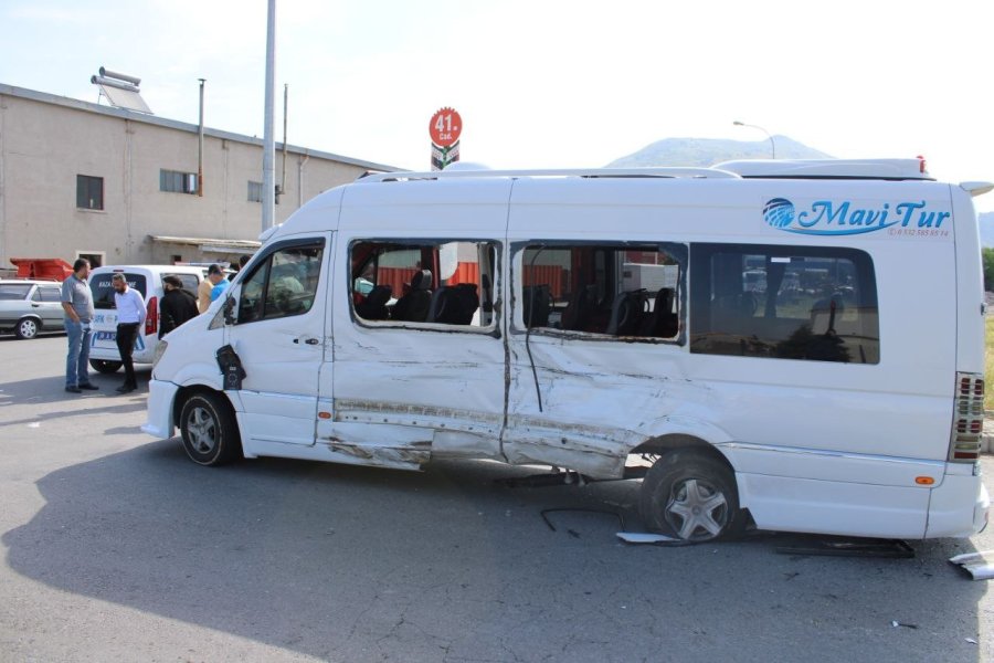 İşçi Servisleri Çarpıştı: 7 Yaralı