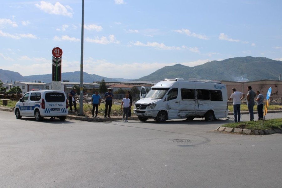 İşçi Servisleri Çarpıştı: 7 Yaralı