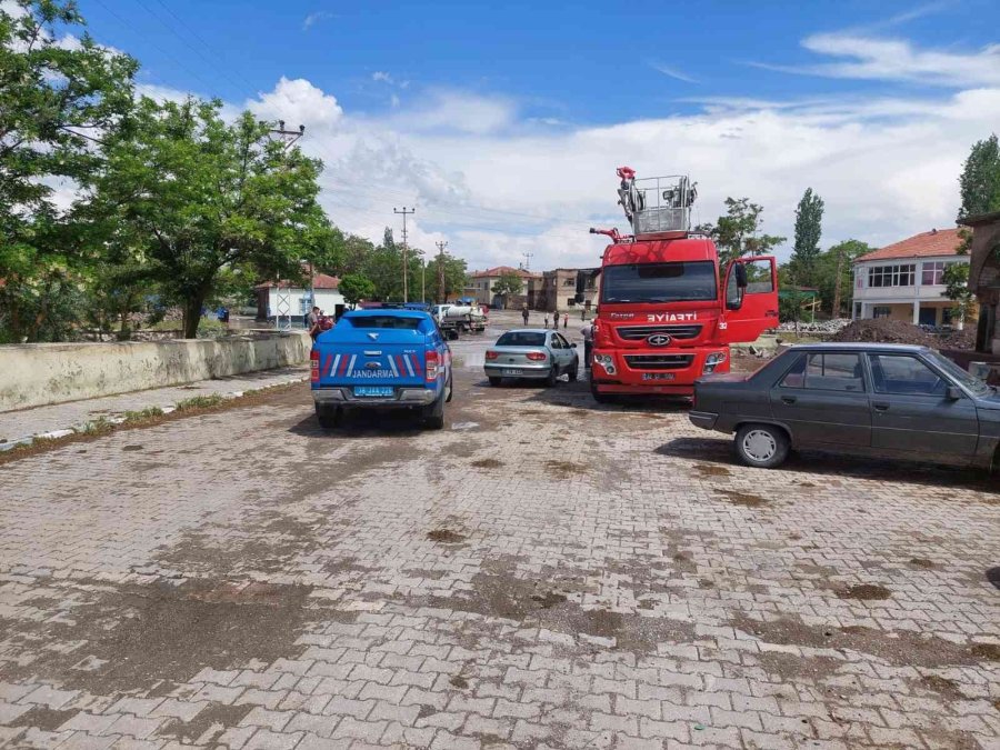 Selde Araçları Çamura Saplanan 5 Kişi Kurtarıldı