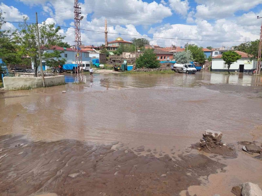 Selde Araçları Çamura Saplanan 5 Kişi Kurtarıldı