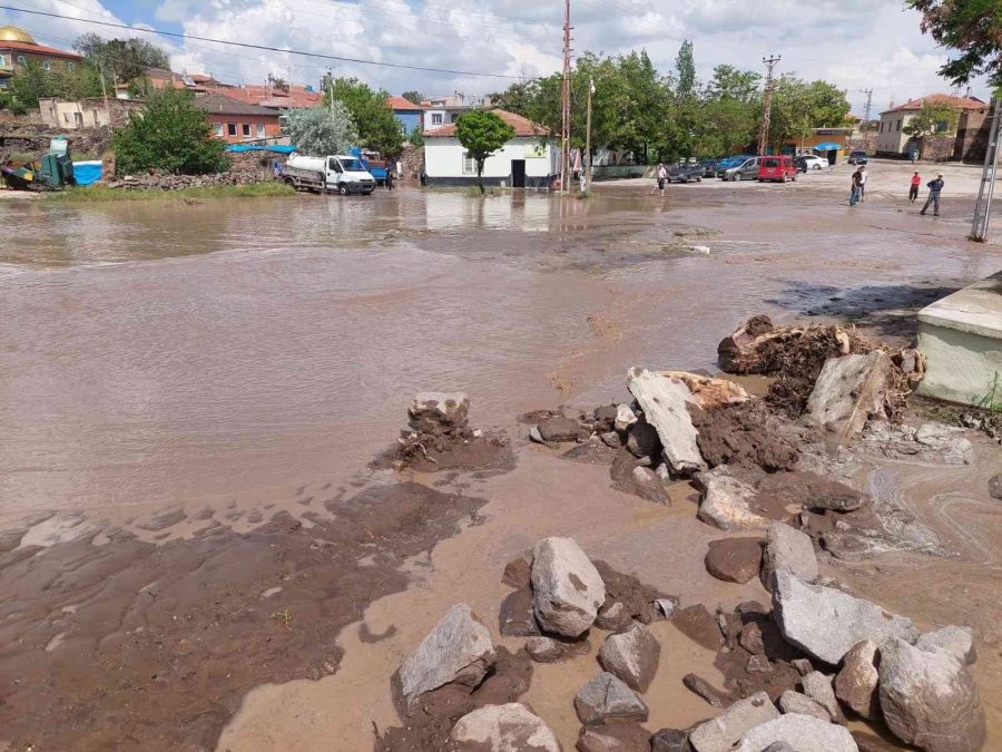 Selde Araçları Çamura Saplanan 5 Kişi Kurtarıldı