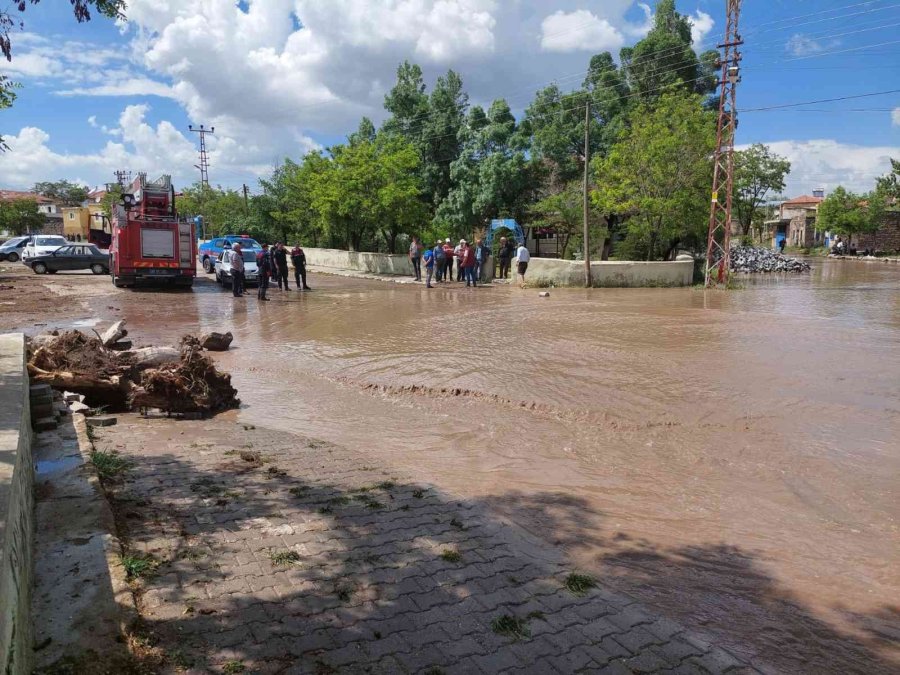 Selde Araçları Çamura Saplanan 5 Kişi Kurtarıldı