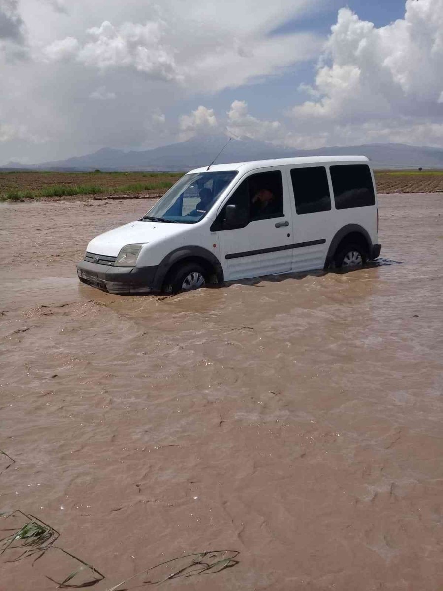 Selde Araçları Çamura Saplanan 5 Kişi Kurtarıldı