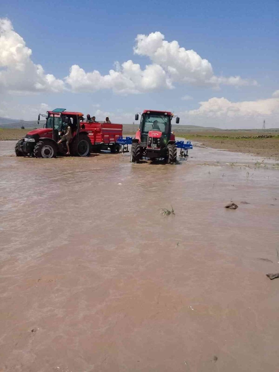 Selde Araçları Çamura Saplanan 5 Kişi Kurtarıldı