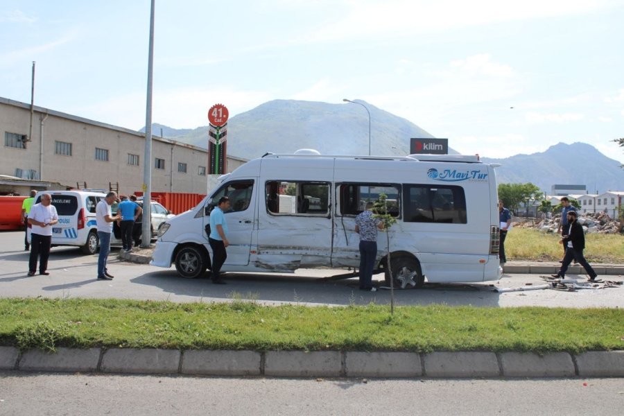 İşçi Servisleri Çarpıştı: 7 Yaralı