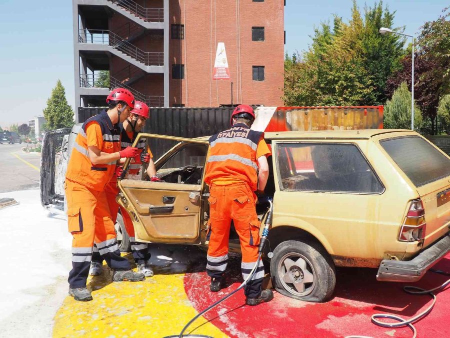 Konya Büyükşehir İtfaiyesi Nijeryalı İtfaiyecileri Eğitiyor