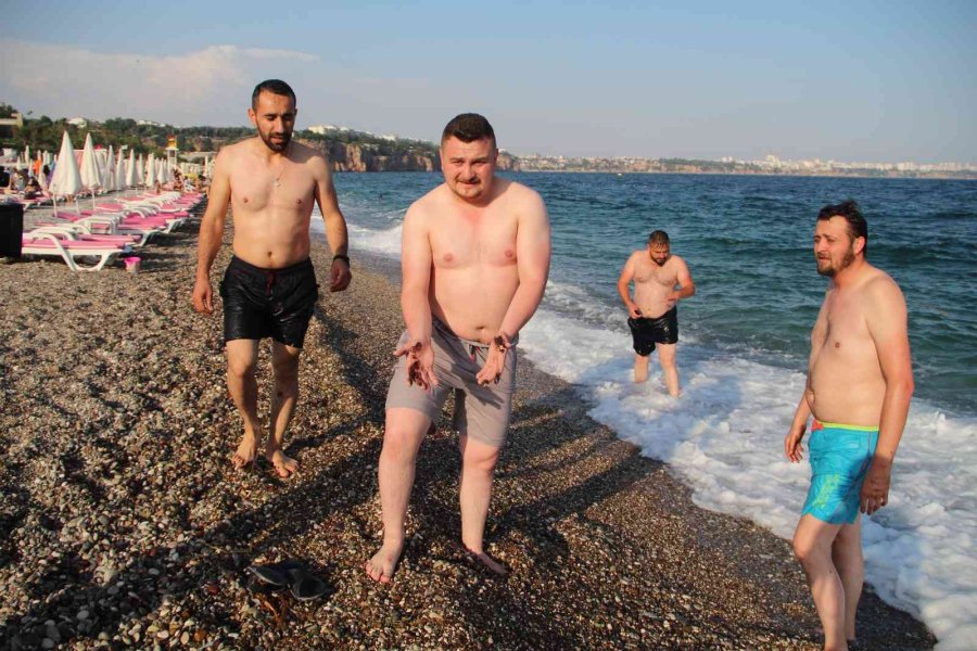 Konyaaltı Sahili’nde Denize Girenlerin Üstüne Zifti Andıran Bir Madde Yapıştı