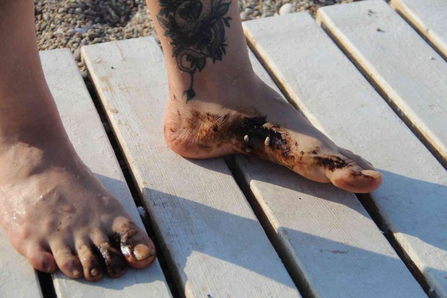 Konyaaltı Sahili’nde Denize Girenlerin Üstüne Zifti Andıran Bir Madde Yapıştı