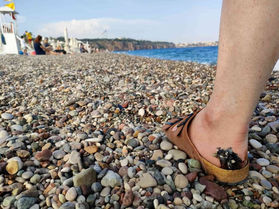 Konyaaltı Sahili’nde Denize Girenlerin Üstüne Zifti Andıran Bir Madde Yapıştı