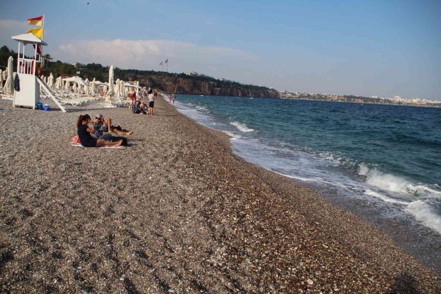 Konyaaltı Sahili’nde Denize Girenlerin Üstüne Zifti Andıran Bir Madde Yapıştı