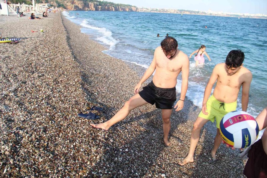 Konyaaltı Sahili’nde Denize Girenlerin Üstüne Zifti Andıran Bir Madde Yapıştı