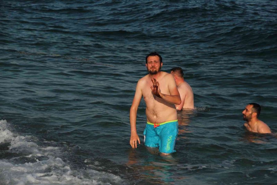 Konyaaltı Sahili’nde Denize Girenlerin Üstüne Zifti Andıran Bir Madde Yapıştı