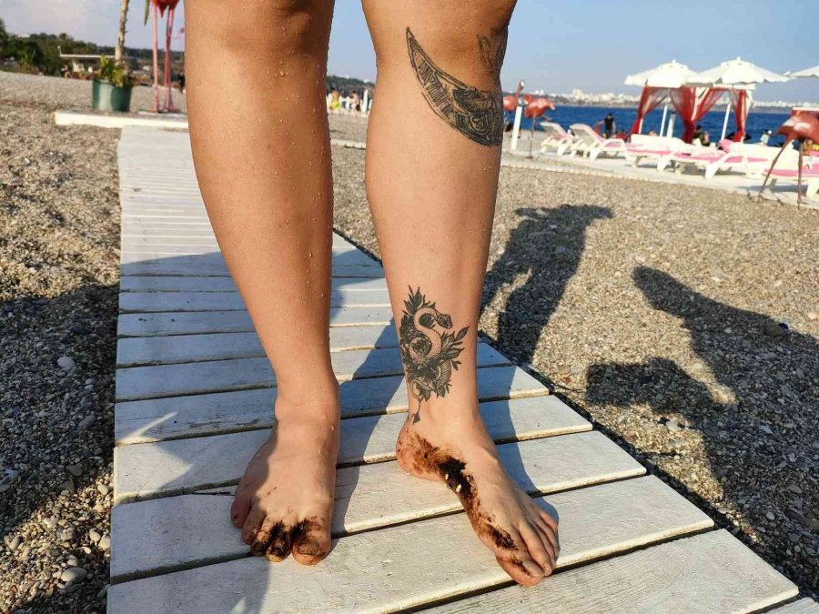 Konyaaltı Sahili’nde Denize Girenlerin Üstüne Zifti Andıran Bir Madde Yapıştı