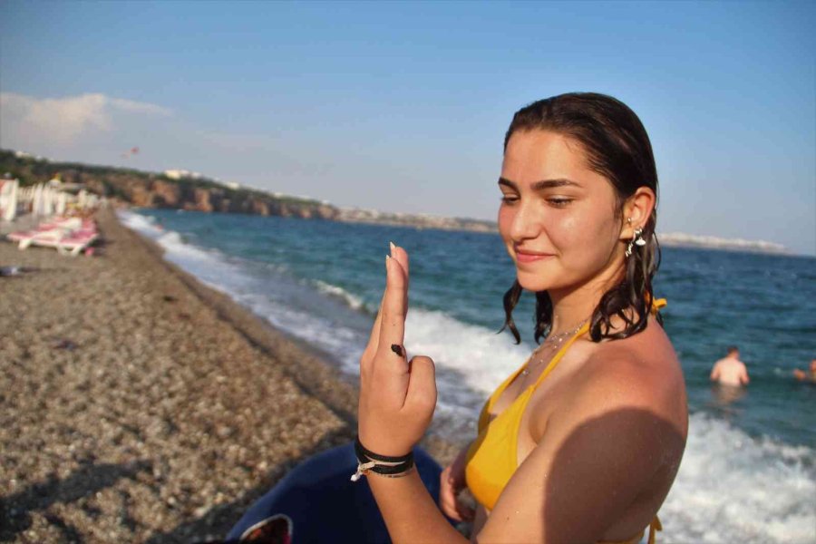 Konyaaltı Sahili’nde Denize Girenlerin Üstüne Zifti Andıran Bir Madde Yapıştı