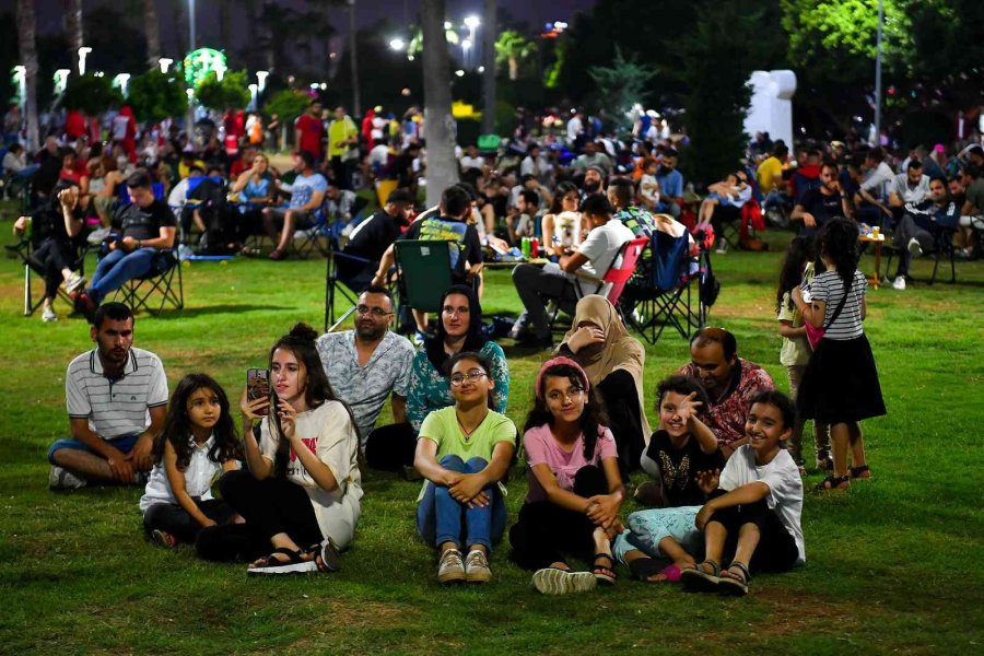 Mersin’de Yaz Akşamlarının Keyfi Akustik Konserlerde Çıkıyor