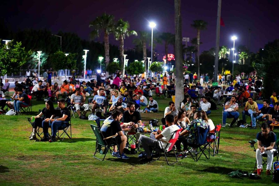 Mersin’de Yaz Akşamlarının Keyfi Akustik Konserlerde Çıkıyor