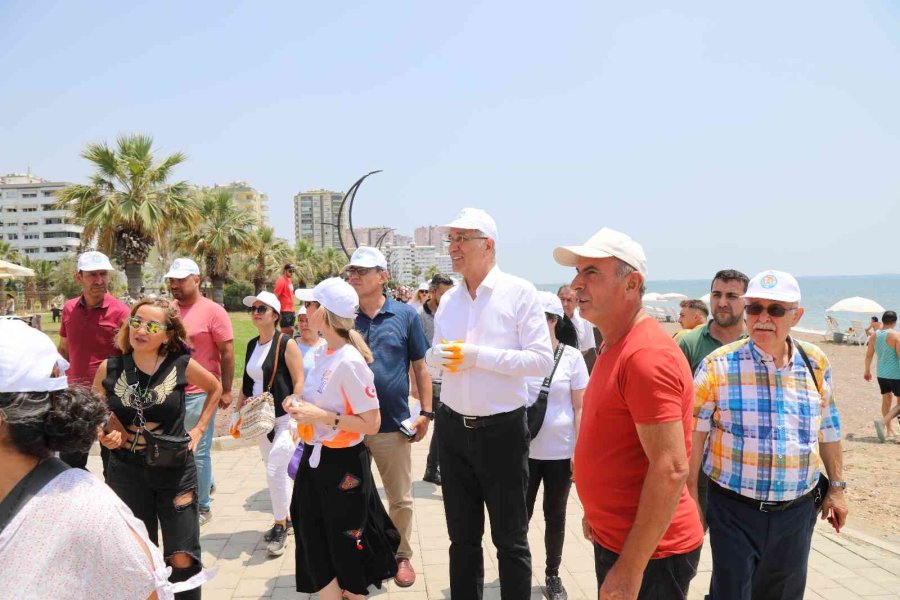 Mezitli Belediyesinden Sahil Temizliği Ve Kompost Dağıtımı