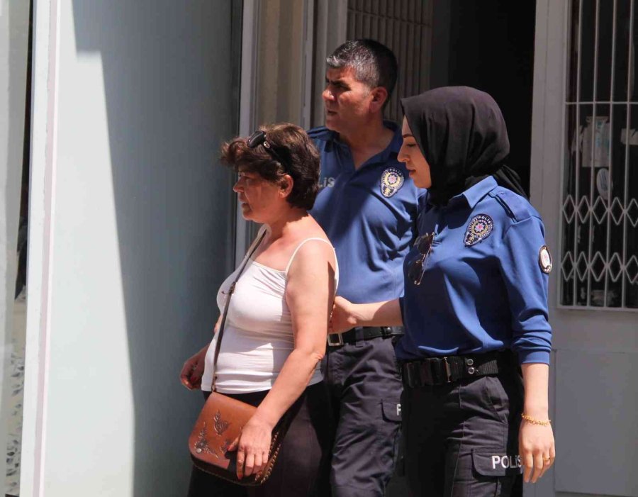 Eşyalarını Aşağı Atıp, Balkonda Keyif Yaptı, Polisi Ve İtfaiyeyi Alarma Geçirdi