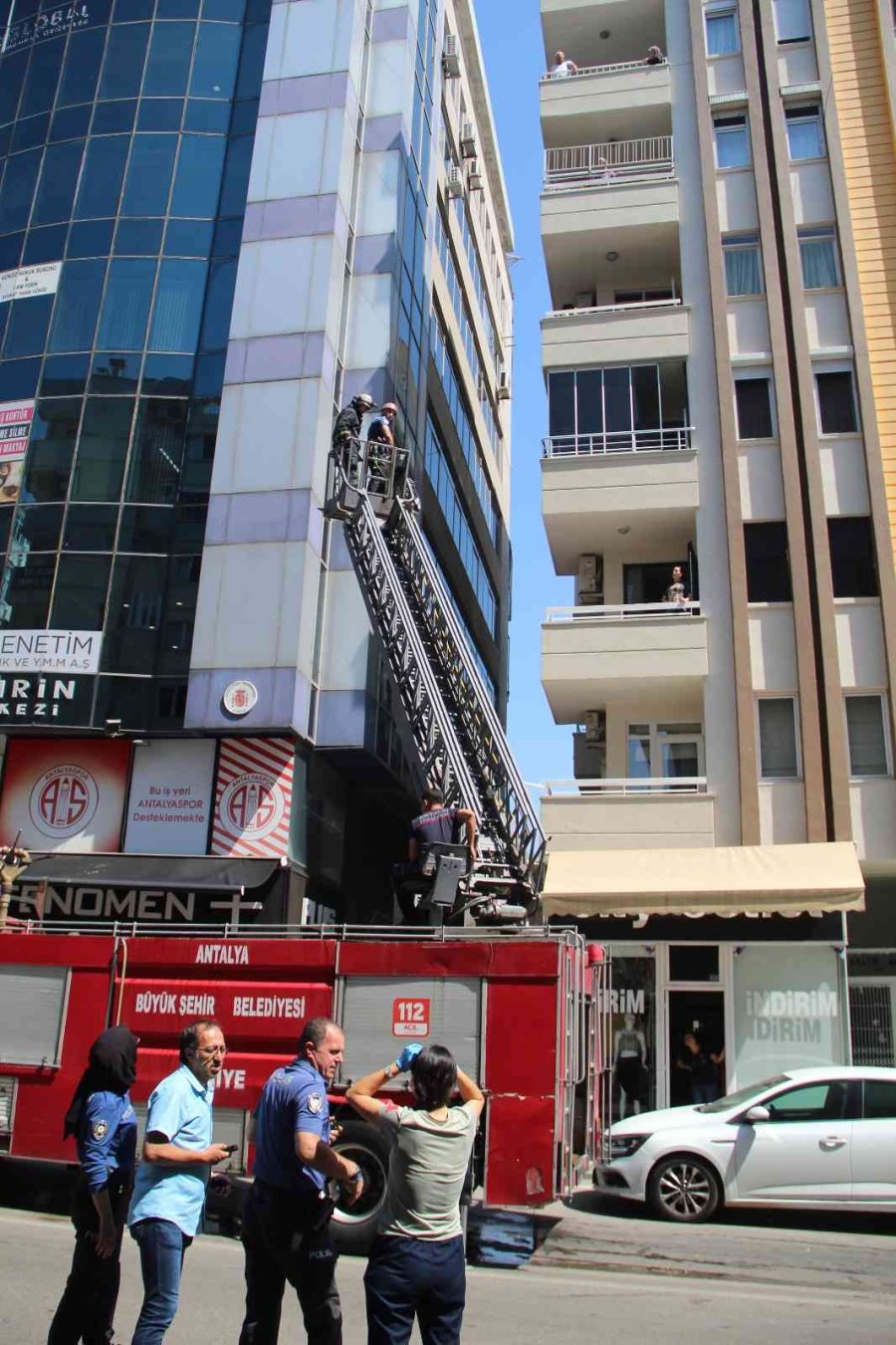 Eşyalarını Aşağı Atıp, Balkonda Keyif Yaptı, Polisi Ve İtfaiyeyi Alarma Geçirdi