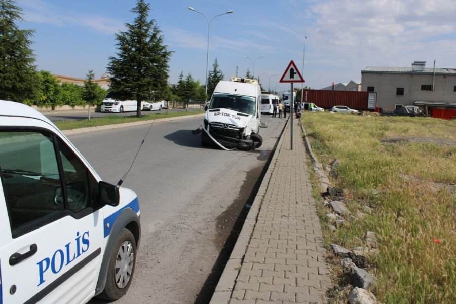 İşçi Servisleri Çarpıştı: 7 Yaralı