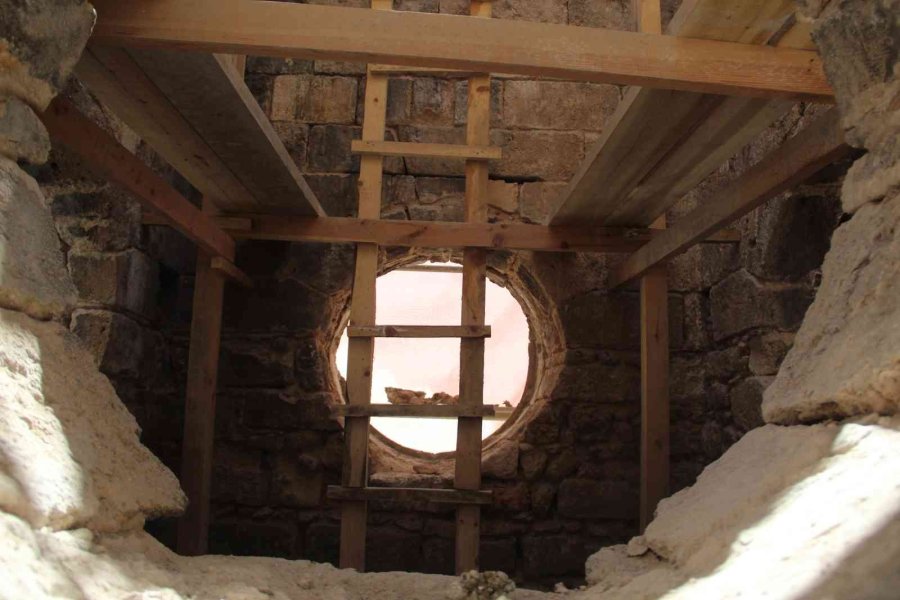 Tarihi Saat Kulesinin Restorasyonunda Orijinal Saatinin Yerinde Başka Saat Tespit Edildi