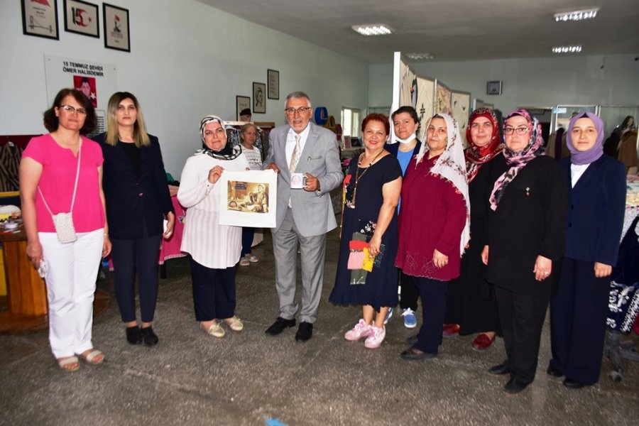 İnönü Halk Eğitim Merkezi El Emeği Ürünler Sergisi Açtı
