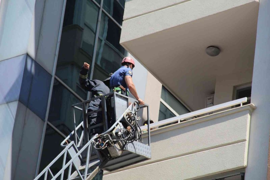 Bir Gün Önce Eşyaları Aşağı Attığı Balkondan Sabah Düşerek Öldü