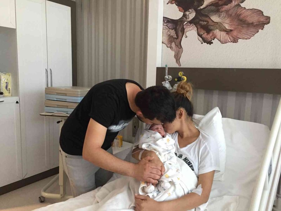 Antalya’da Takside Doğum Mutluluğu