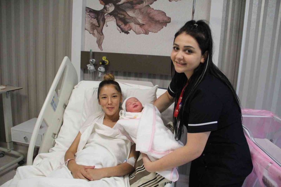 Antalya’da Takside Doğum Kamerada