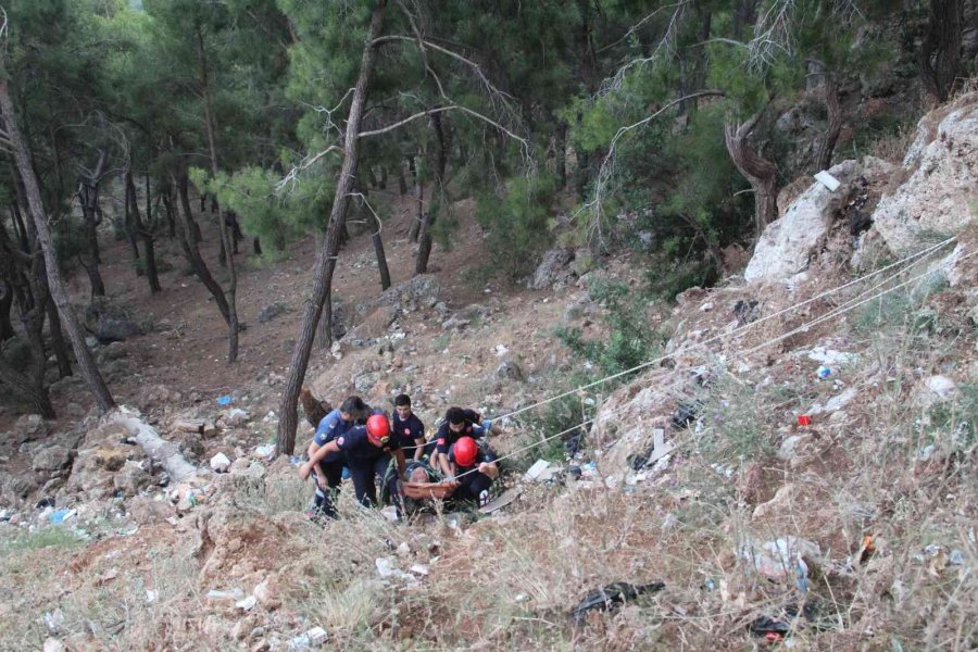 Antalya’da Kayalık Alana Düşen Şahsı Kurtarma Seferberliği