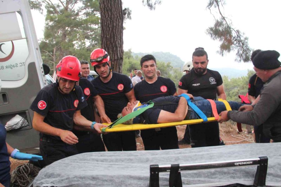 Antalya’da Kayalık Alana Düşen Şahsı Kurtarma Seferberliği