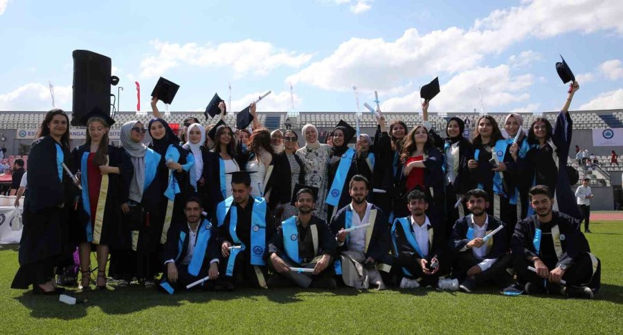 Esogü’de ’2021-2022 Öğretim Yılı Mezuniyet Törenleri’ Başladı