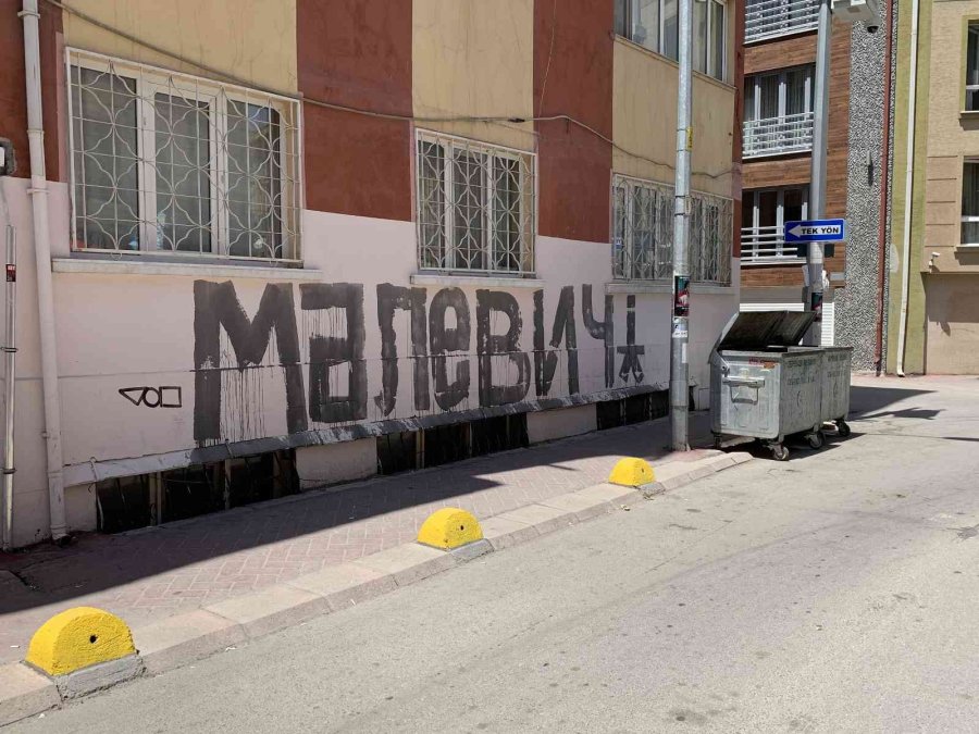 Nerdeyse Bütün Binalarda Aynı Yazı Yazıyor